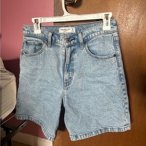 Abercrombie and Fitch High Rise 7-Inch Dad Short Light Wash 28 Worn Once
